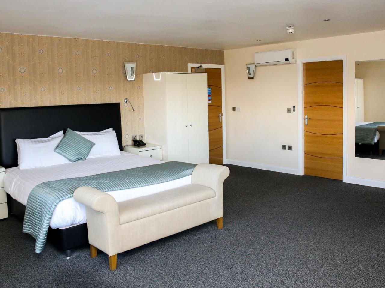 Oak Royal Hotel, Golf And Country Club Chorley  Exterior foto